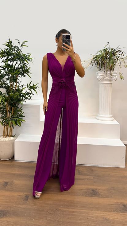 Combinaison plissée fuchsia à col en V et détail rose à la taille