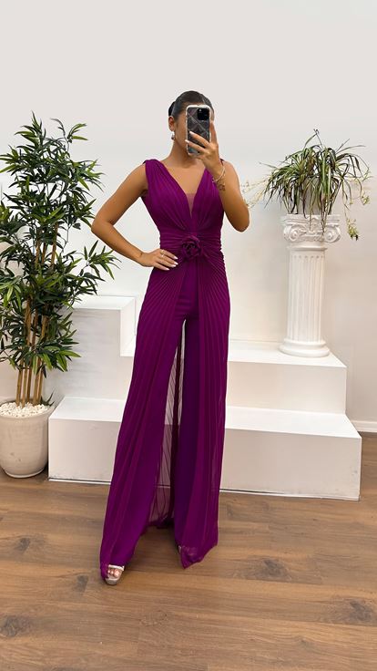 Combinaison plissée fuchsia à col en V et détail rose à la taille