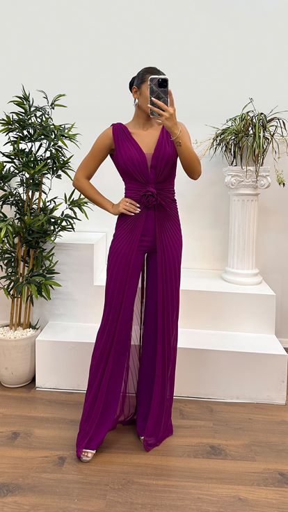 Combinaison plissée fuchsia à col en V et détail rose à la taille