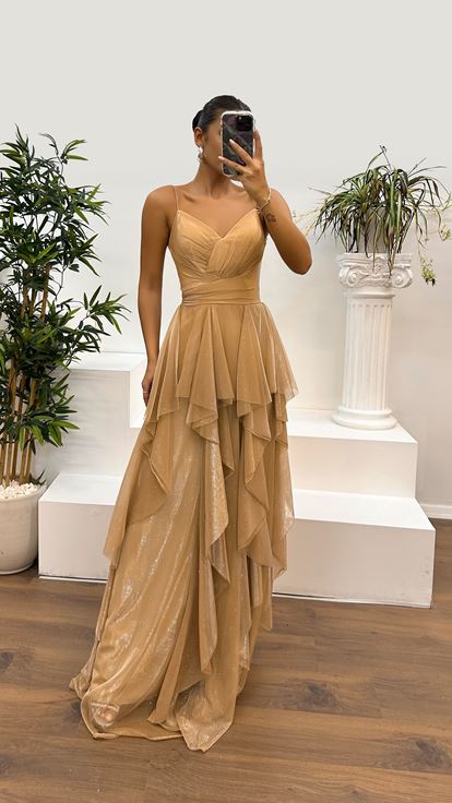 Abito in tulle a strati con spalline in corda dorata