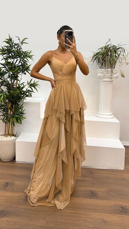 Abito in tulle a strati con spalline in corda dorata