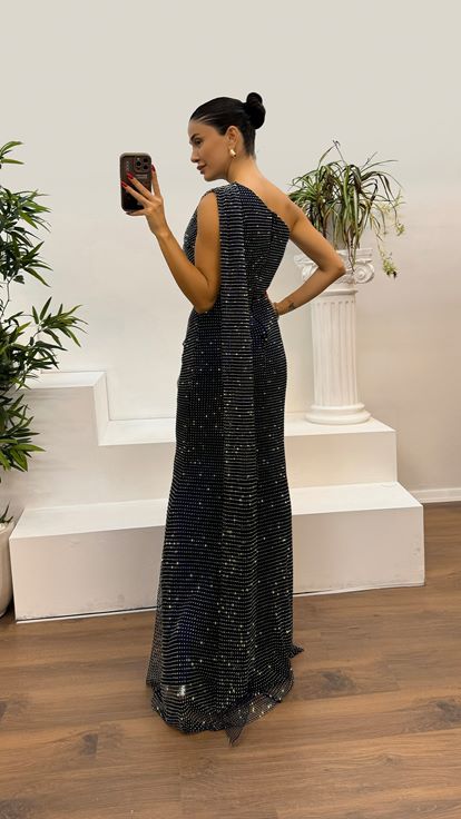 Marineblaues, einärmliges Abendkleid mit Stickereidetail