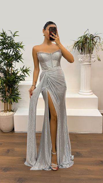 Silbernes, trägerloses, gemustertes Abendkleid