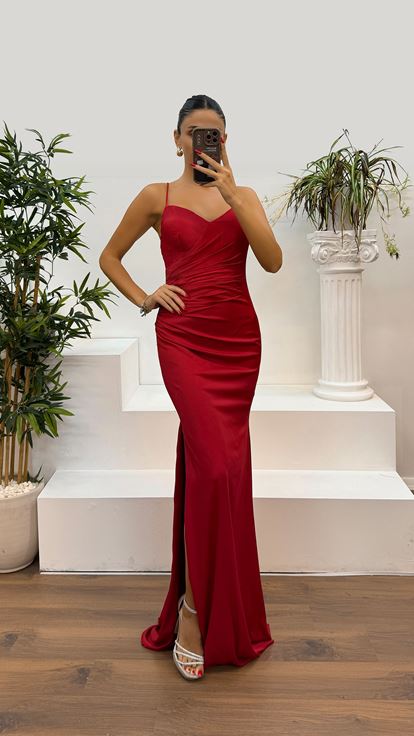 فستان سهرة أحمر مكشكشة بأشرطة