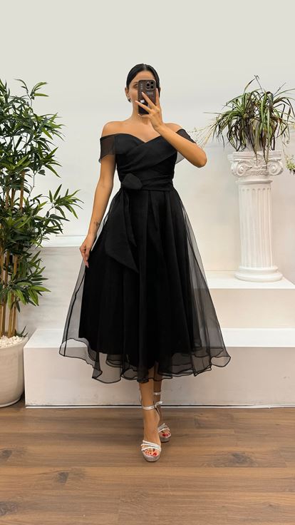 Schwarzes kurzes Abendkleid mit U-Boot-Ausschnitt