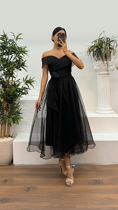 Schwarzes kurzes Abendkleid mit U-Boot-Ausschnitt