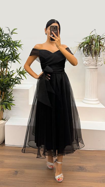 Schwarzes kurzes Abendkleid mit U-Boot-Ausschnitt