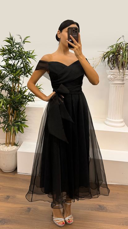 Schwarzes kurzes Abendkleid mit U-Boot-Ausschnitt