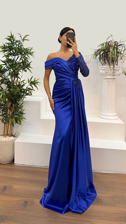 فستان سهرة من الساتان بأكمام واحدة من ساكس بتفاصيل من الدانتيل