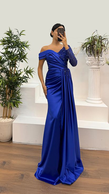 فستان سهرة من الساتان بأكمام واحدة من ساكس بتفاصيل من الدانتيل