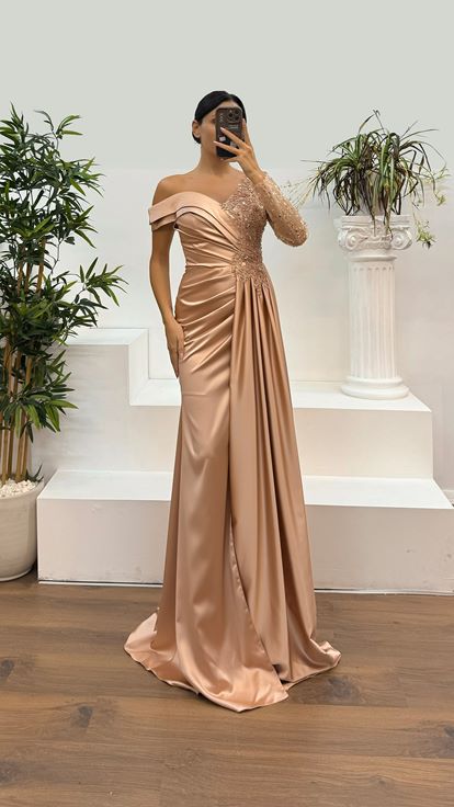 فستان سهرة من الساتان بأكمام واحدة مزين بالدانتيل بتصميم قشرة البصل