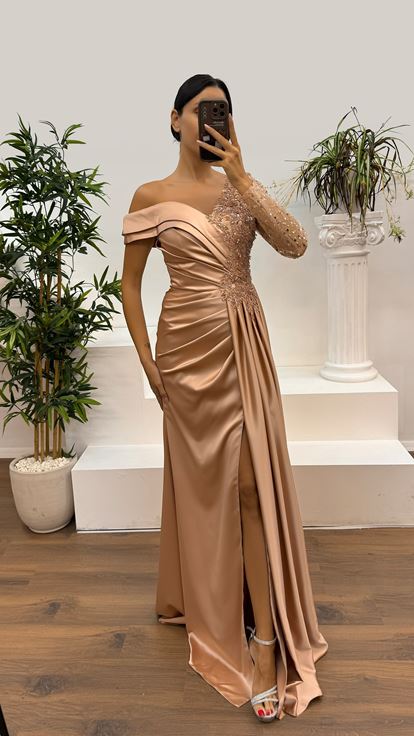 فستان سهرة من الساتان بأكمام واحدة مزين بالدانتيل بتصميم قشرة البصل