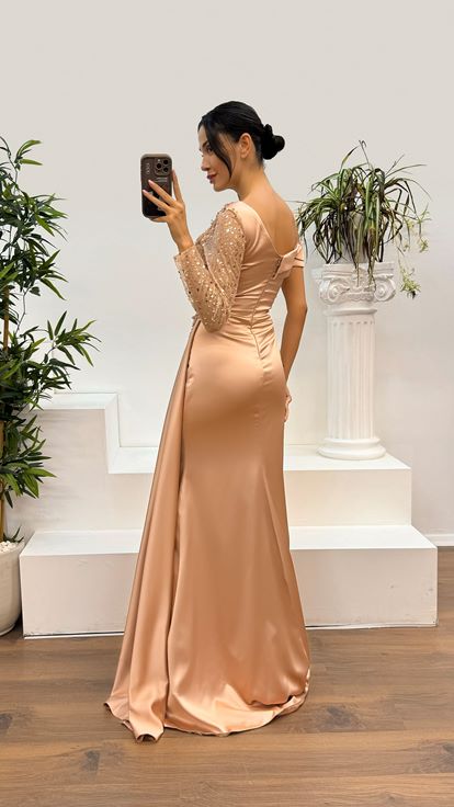 فستان سهرة من الساتان بأكمام واحدة مزين بالدانتيل بتصميم قشرة البصل