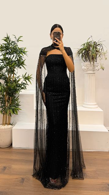 Schwarzes Kleid mit besticktem Kragendetail