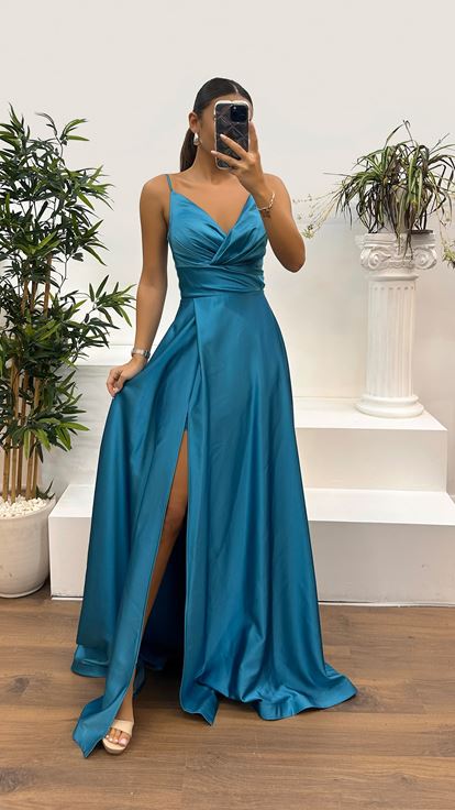 Vestido de noche de satén con diseño de doble botonadura y correa de cuerda color petróleo