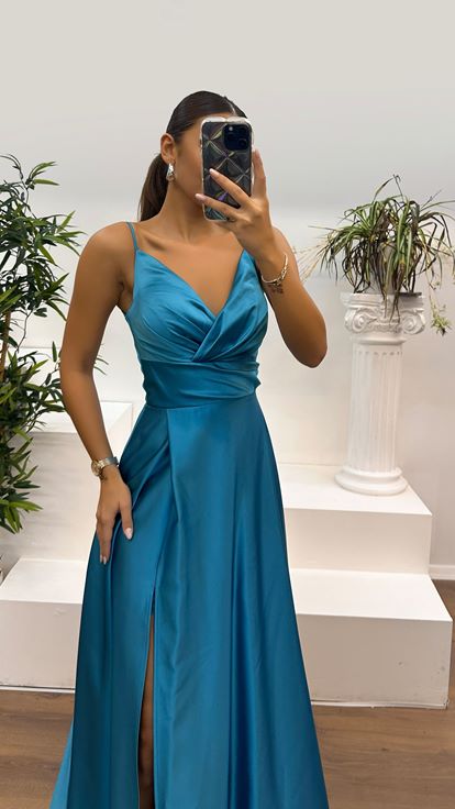 Vestido de noche de satén con diseño de doble botonadura y correa de cuerda color petróleo