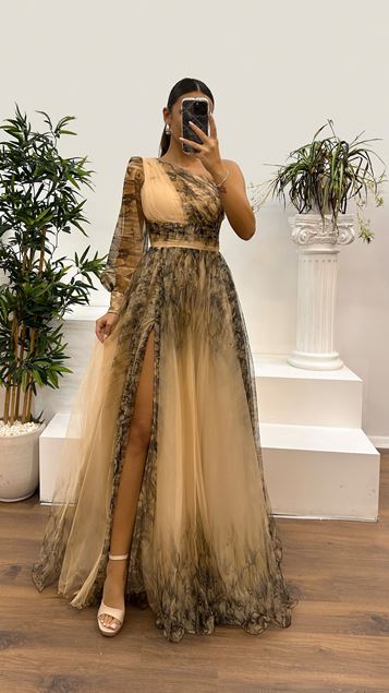 Abito da sera beige in tulle a manica singola