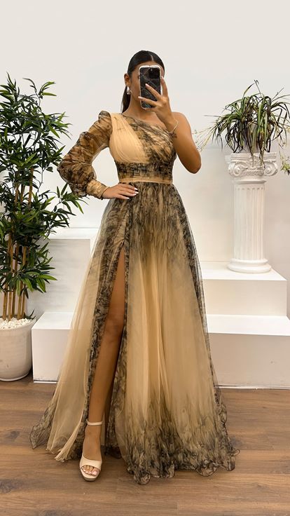 Robe de soirée en tulle doré à une manche