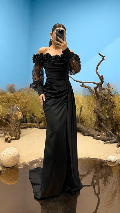 Robe de soirée noire à col rose et manches brodées