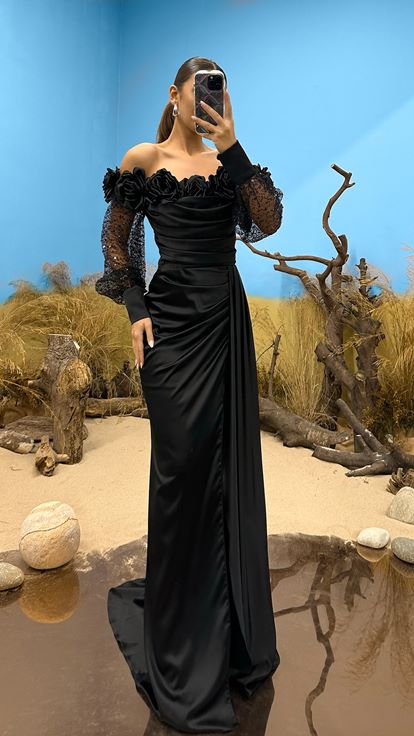 Robe de soirée noire à col rose et manches brodées