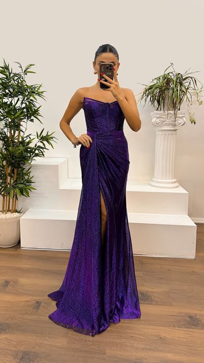 Trägerloses Abendkleid mit Pailletten