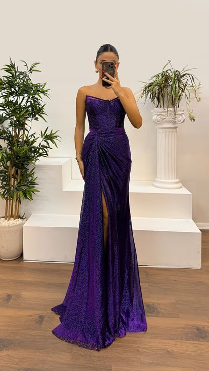 Trägerloses Abendkleid mit Pailletten