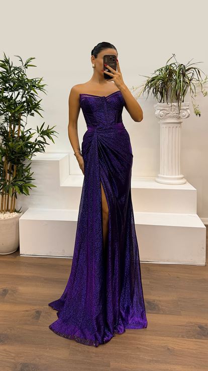 Trägerloses Abendkleid mit Pailletten