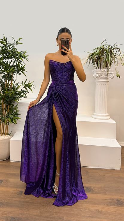 Trägerloses Abendkleid mit Pailletten