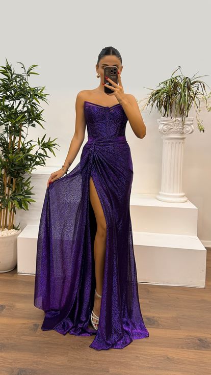 Trägerloses Abendkleid mit Pailletten