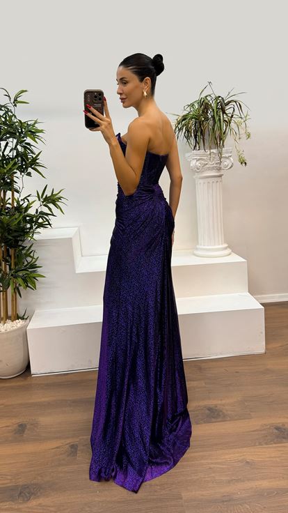 Trägerloses Abendkleid mit Pailletten