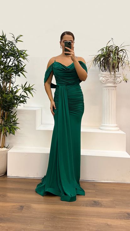 فستان سهرة أخضر بتفاصيل ظهر مزينة بأشرطة، مقاس كبير، بمقاسات كبيرة 