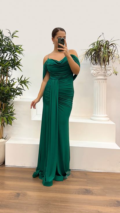 فستان سهرة أخضر بتفاصيل ظهر مزينة بأشرطة، مقاس كبير، بمقاسات كبيرة 