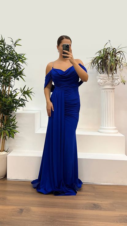 Vestido de noche de talla grande con detalle de tirantes en la espalda