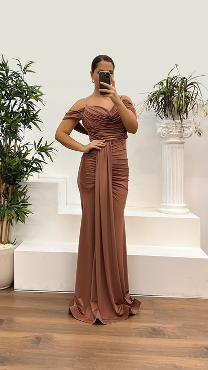 Vestido de noche de talla grande color marrón café con detalle de tirantes en la espalda