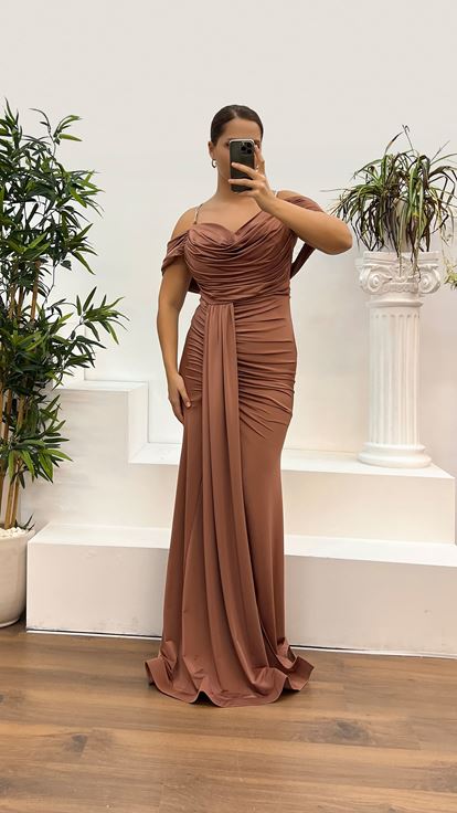 Vestido de noche de talla grande color marrón café con detalle de tirantes en la espalda