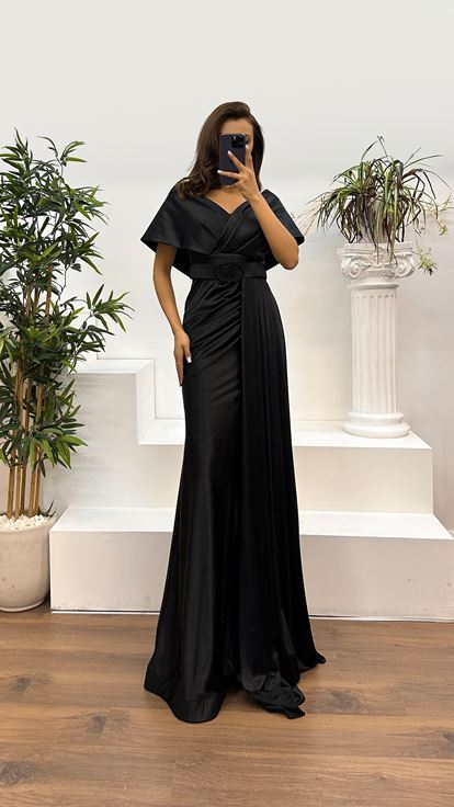 Vestido de noche de satén con cinturón y cuello en V negro