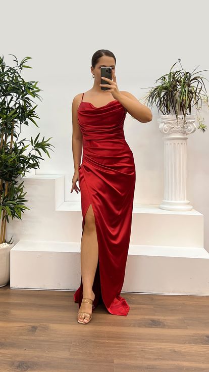 Rotes, drapiertes Satin-Abendkleid mit Seilträgern in Übergröße