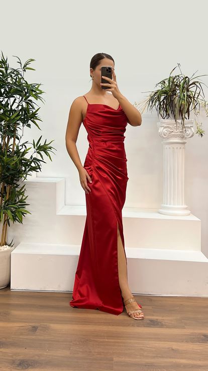 Rotes, drapiertes Satin-Abendkleid mit Seilträgern in Übergröße