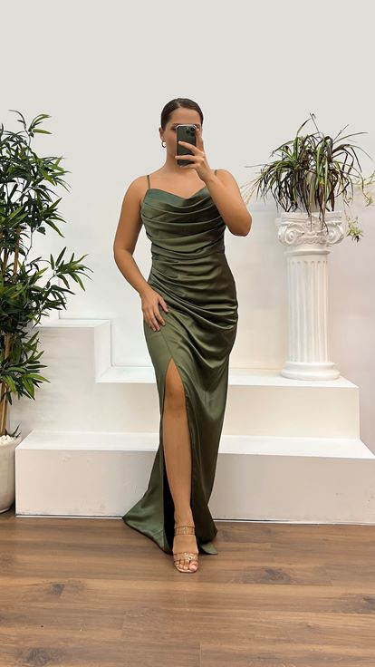 Abito da sera taglie forti in raso drappeggiato con cinturino in corda kaki