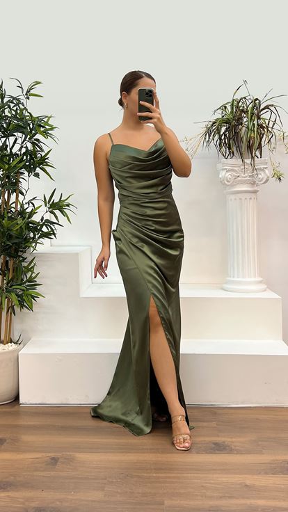 Abito da sera taglie forti in raso drappeggiato con cinturino in corda kaki