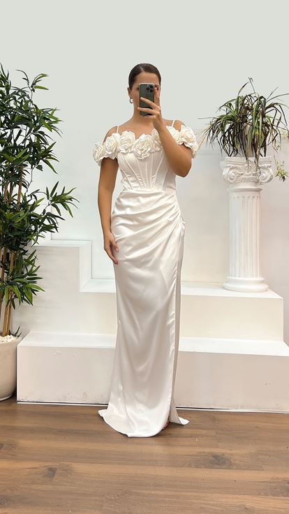 Abito da sera taglie forti in raso con dettagli rosa e colletto bianco