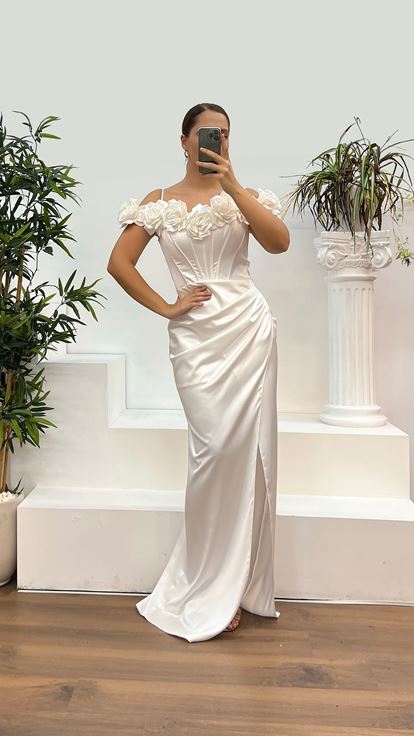 Abito da sera taglie forti in raso con dettagli rosa e colletto bianco