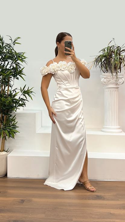 Abito da sera taglie forti in raso con dettagli rosa e colletto bianco