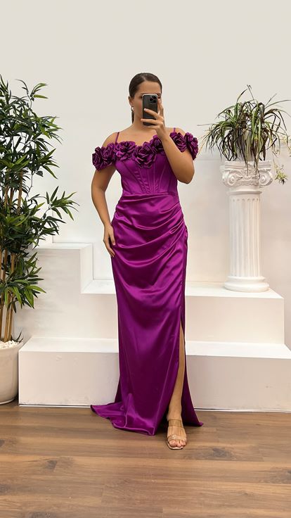 فستان سهرة من الساتان بياقة فوشيا وتفاصيل وردية مقاس كبير