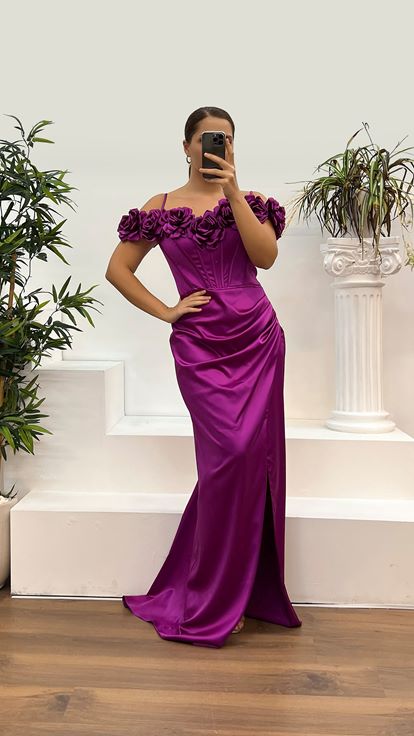 فستان سهرة من الساتان بياقة فوشيا وتفاصيل وردية مقاس كبير