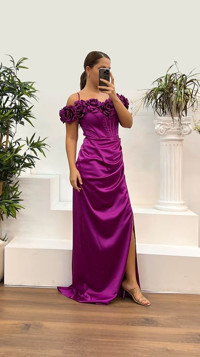 فستان سهرة من الساتان بياقة فوشيا وتفاصيل وردية مقاس كبير