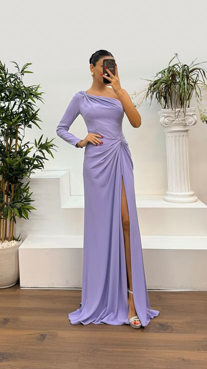 Fliederfarbenes, einärmeliges, an der Taille gerafftes Abendkleid