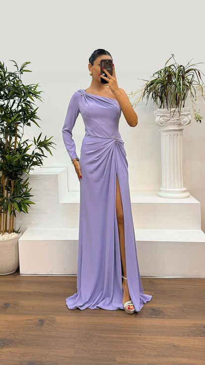 Fliederfarbenes, einärmeliges, an der Taille gerafftes Abendkleid