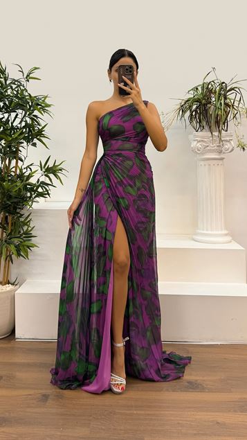 Vestido de noche plisado con estampado de un hombro fucsia