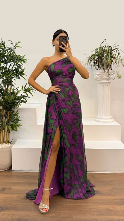 Vestido de noche plisado con estampado de un hombro fucsia